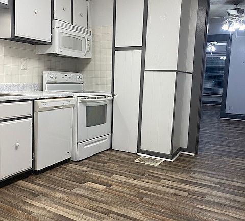 4th image of 2442 Wayne Ave #2442