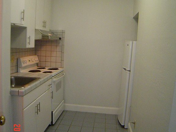 3rd image of 235 Oak St APT 4