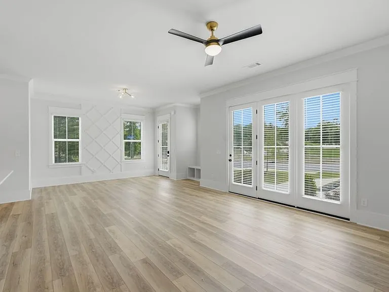 331 Orchid St — Photo 4