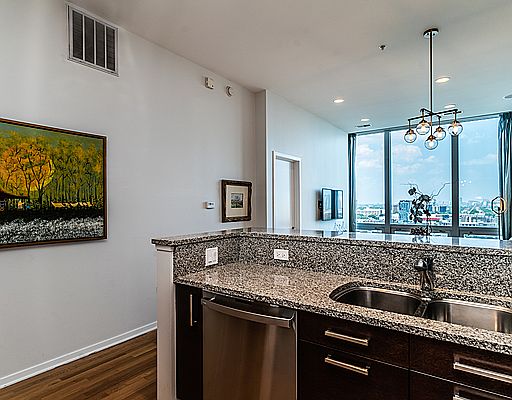 5th image of 500 W Superior St Unit 1306