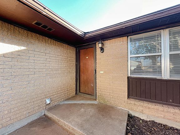 2nd image of 1006 Swan Lake Ct
