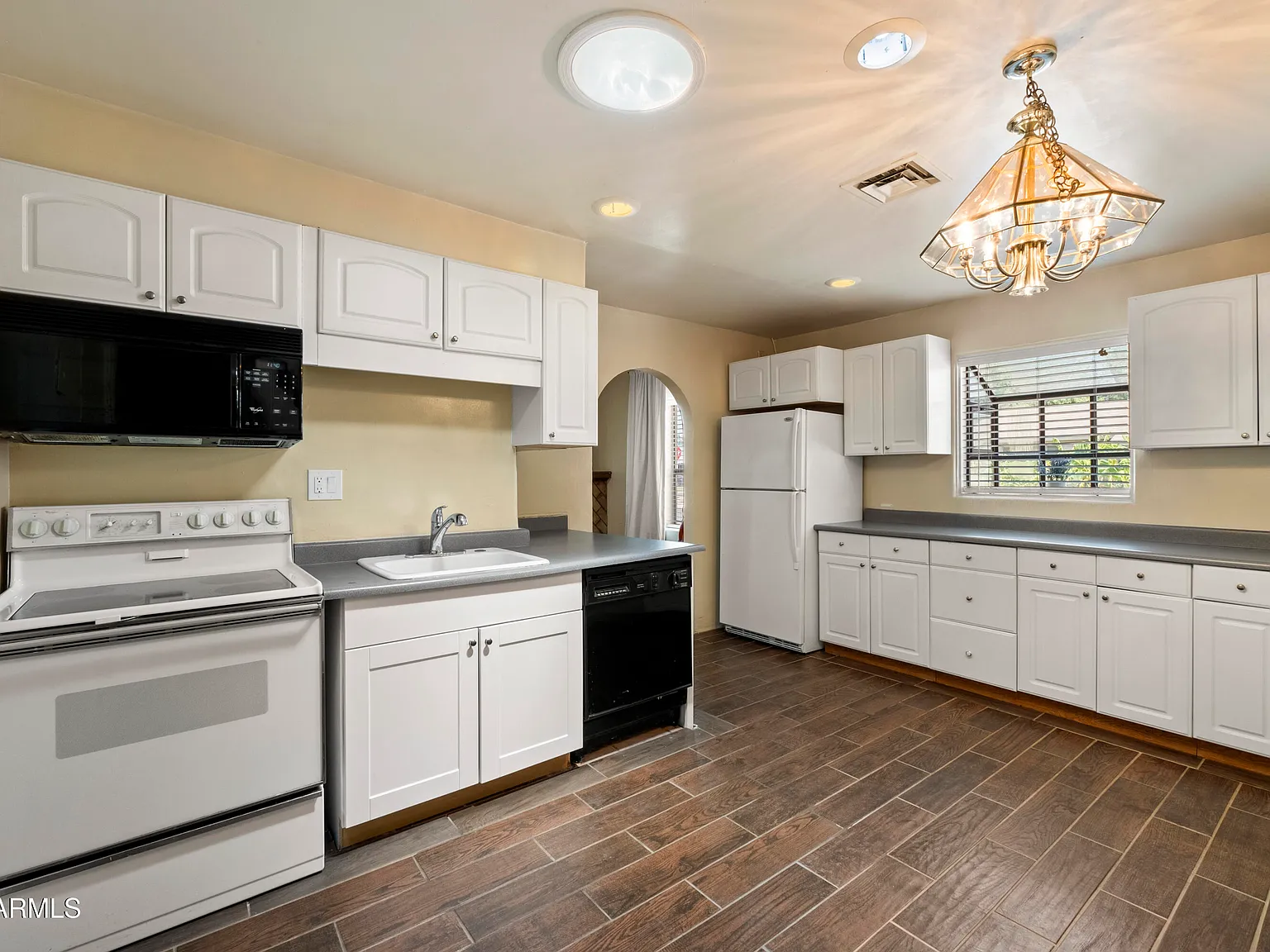 3 bed, 2.0 bath, 1392 sqft, $2,500 — Photo 3