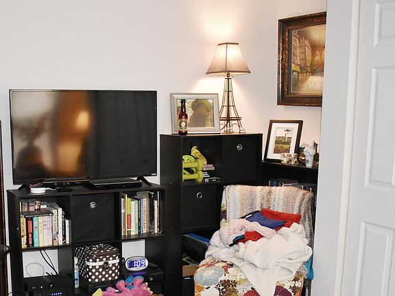 5th image of 837 W Cornelia Ave #N20