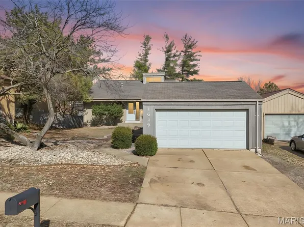 1649 Country Hill Ln, Ballwin, MO 63021