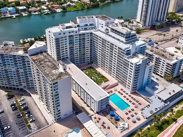 5401 Collins Ave #928 — Photo 31