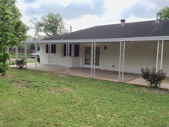 The patio measures 55x12!  In front of it you can see where there was a garden.  Will you put one there too?