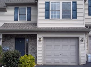 33 Village Dr, Leola, PA 17540