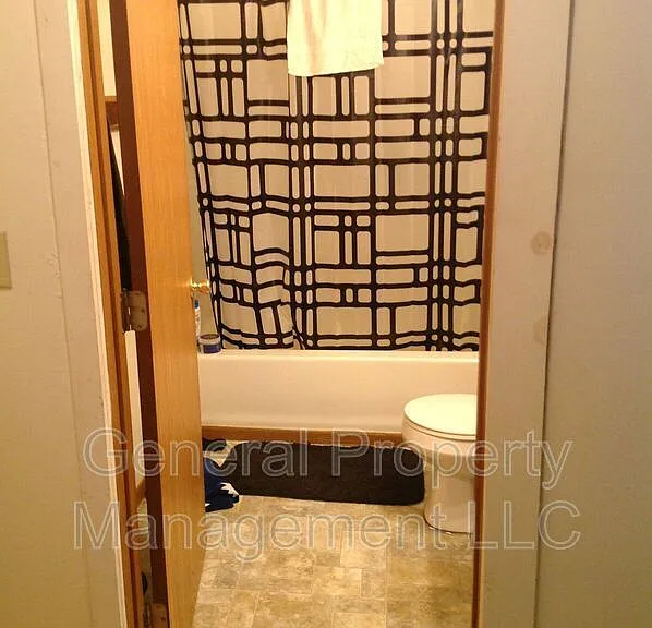 321 Earl St — Photo 13