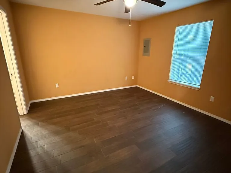 304 Cole St — Photo 3