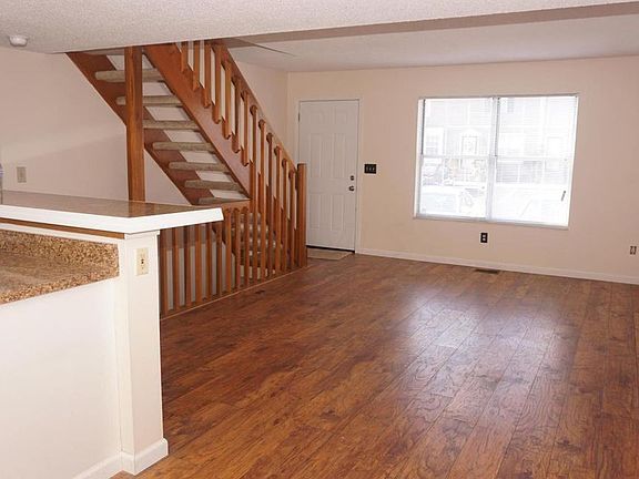 3rd image of 4871 Stoneybrook Blvd