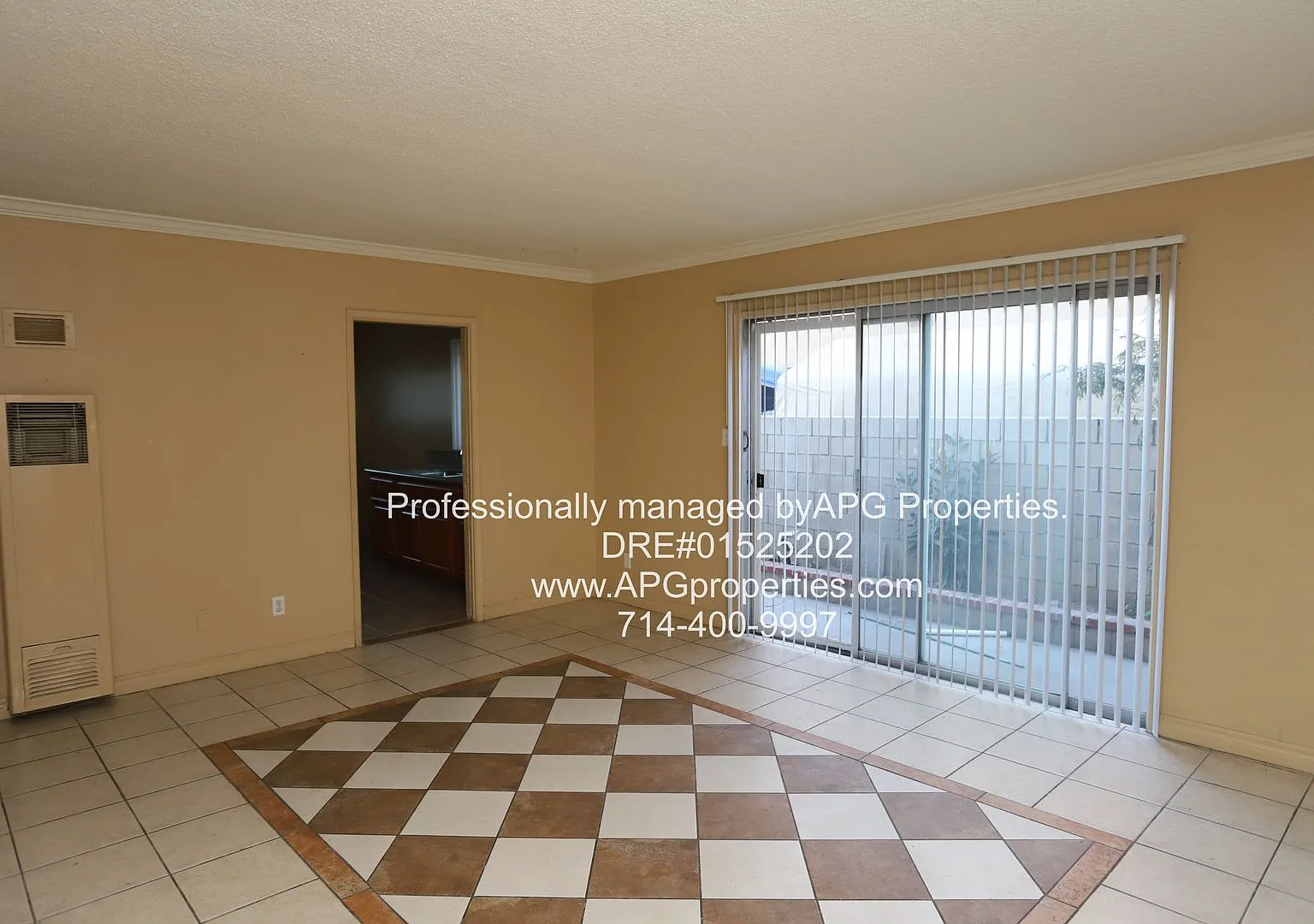 Lower level 2 bedroom / 1 bathroom apartment with garage in Anaheim — Photo 3