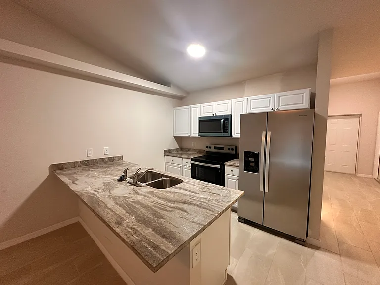 1421 NE 8th Pl — Photo 3