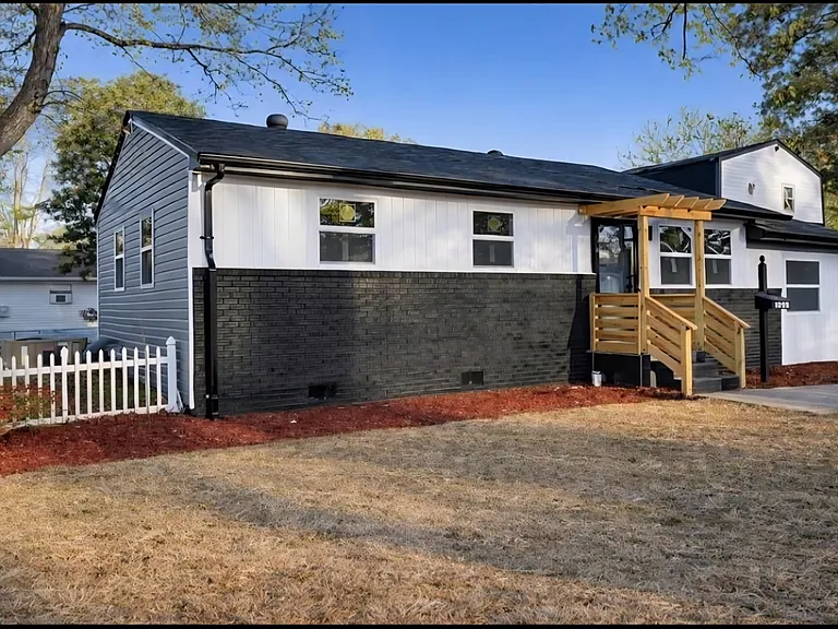 1203 Baskerville Ln — Photo 14