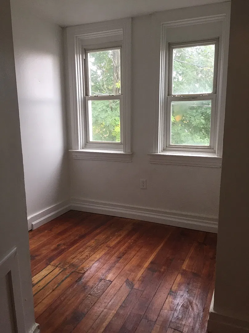 3-4 Bedroom 1 Bath with Parking and Laundry-York City SD — Photo 2