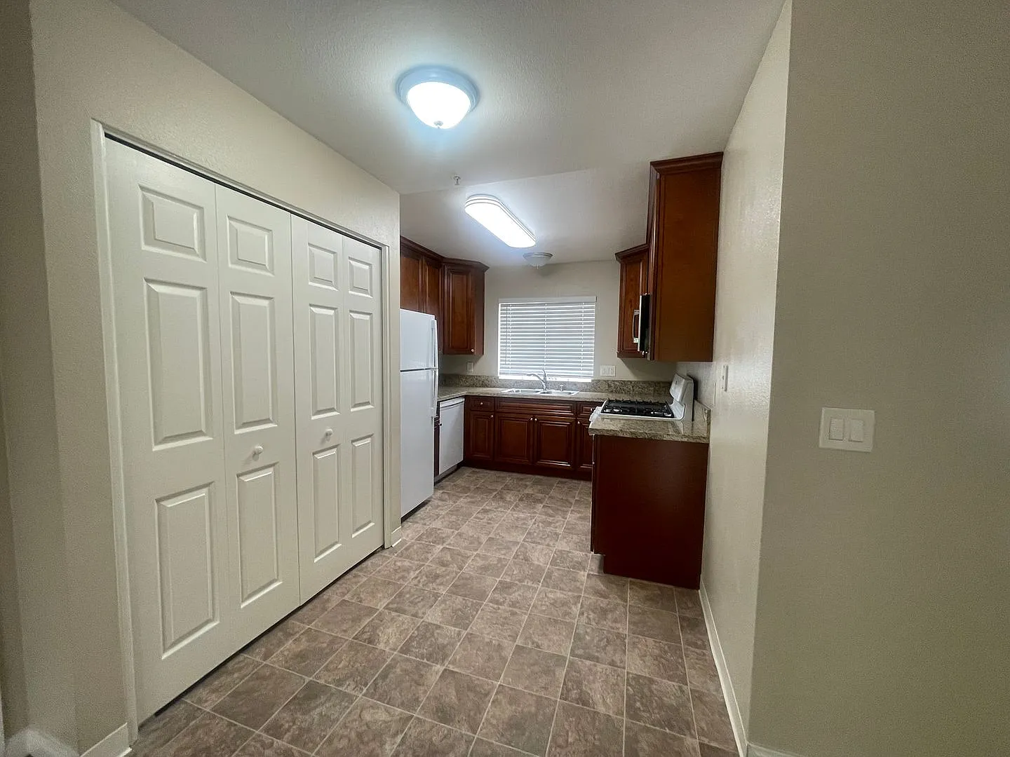 588 Arizona — Photo 2
