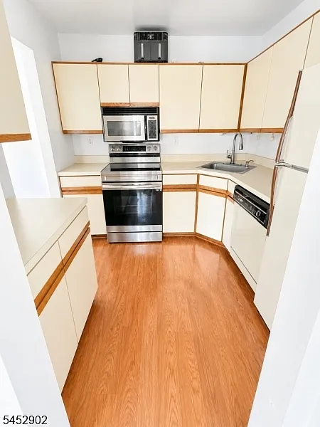1 bed, 1.0 bath, $1,800 — Photo 1