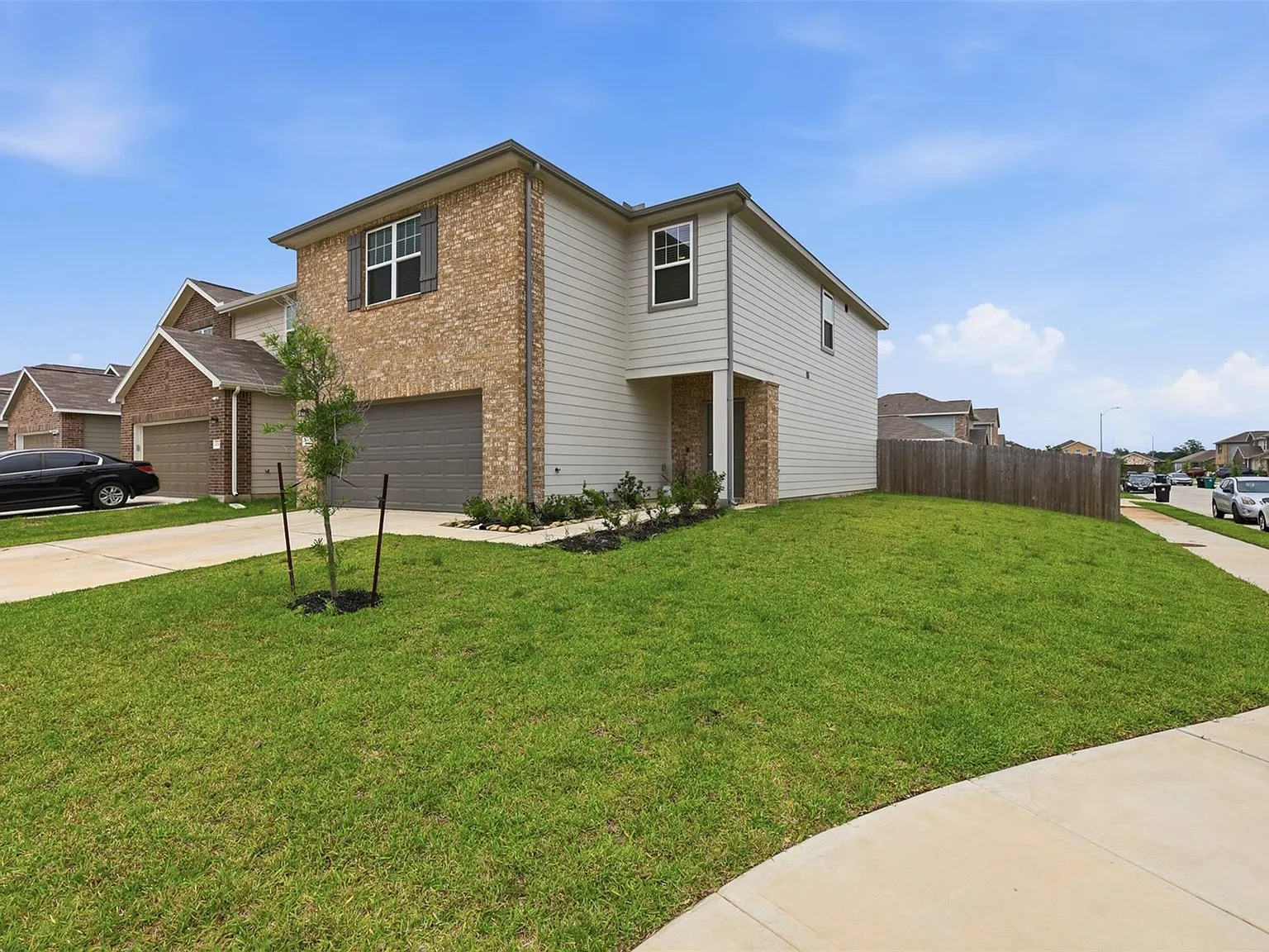4 bed, 2.5 bath, 2240 sqft, $2,500 — Photo 2