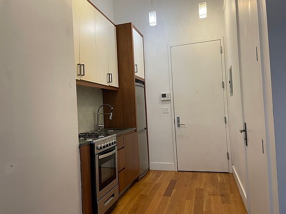 2nd image of 950 Willoughby Ave #117