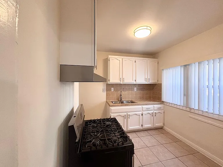 1056 S Normandie Ave — Photo 20