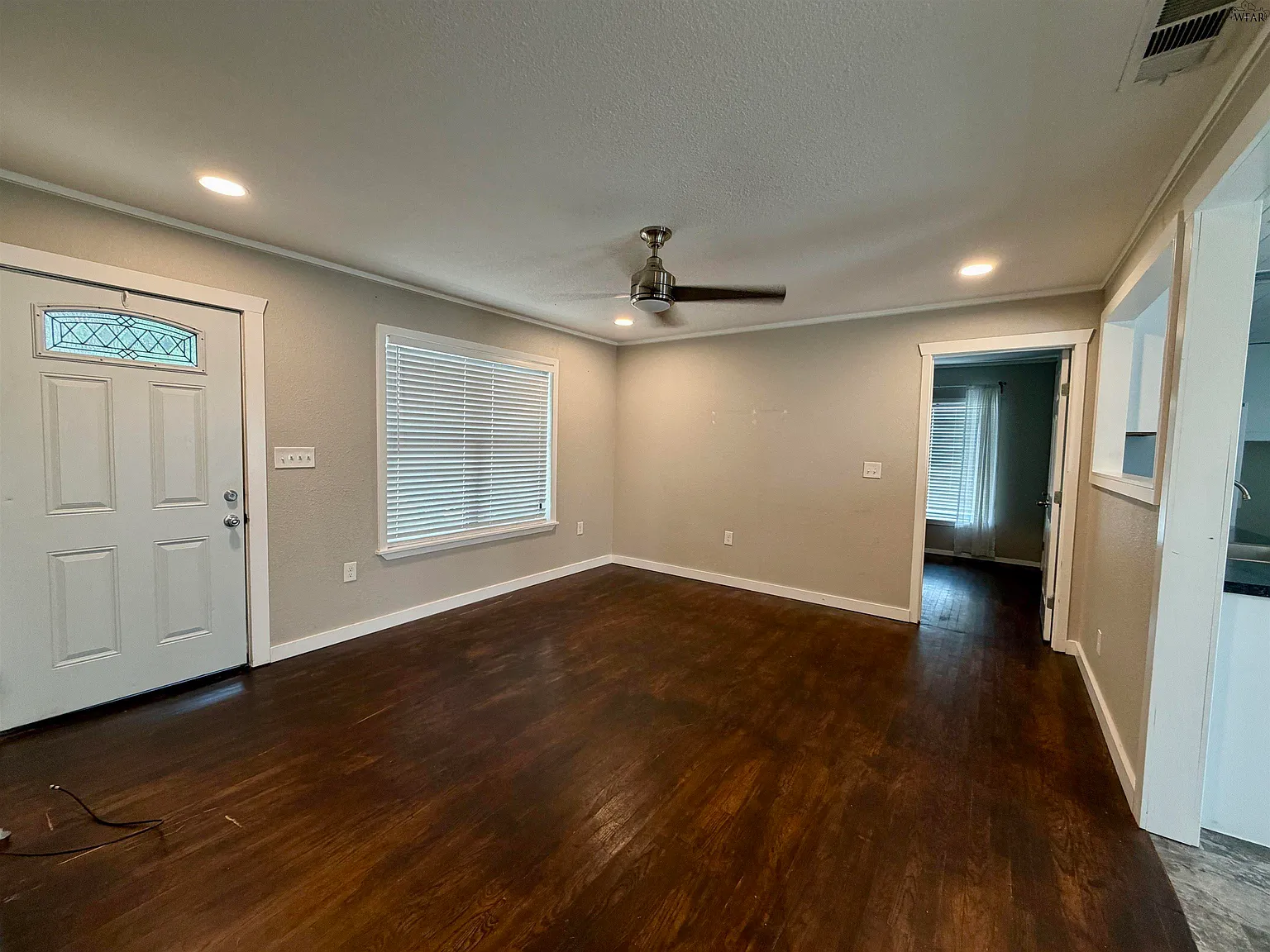 3 bed, 1.0 bath, 1012 sqft, $1,325 — Photo 4