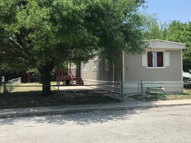 3 bed, $1,075 — Photo 2