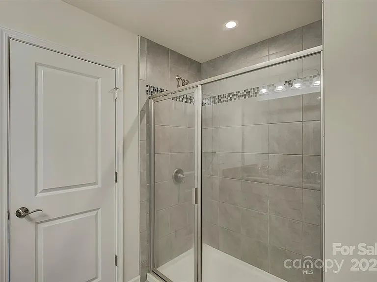 7134 Thornrose Dr — Photo 31