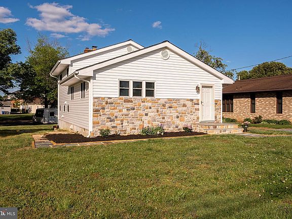 2nd image of 1952 Forest Dr