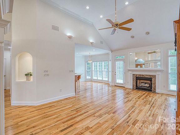 3rd image of 205 Oak Dale Ln