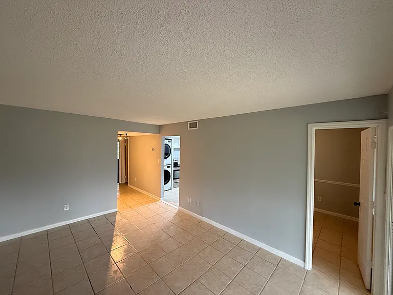 586 Bahia Cir #B — Photo 7