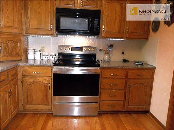 Stainless range, glass top cooking surface with regular & convection oven, plus warming burner & drawer.