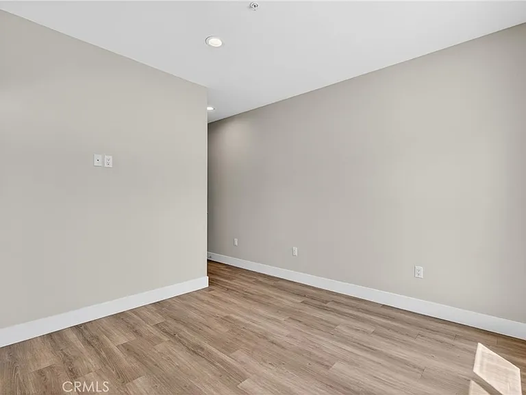 8414 Burnet Ave — Photo 17