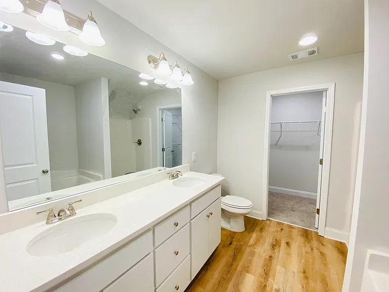 1095 N Village Dr — Photo 13