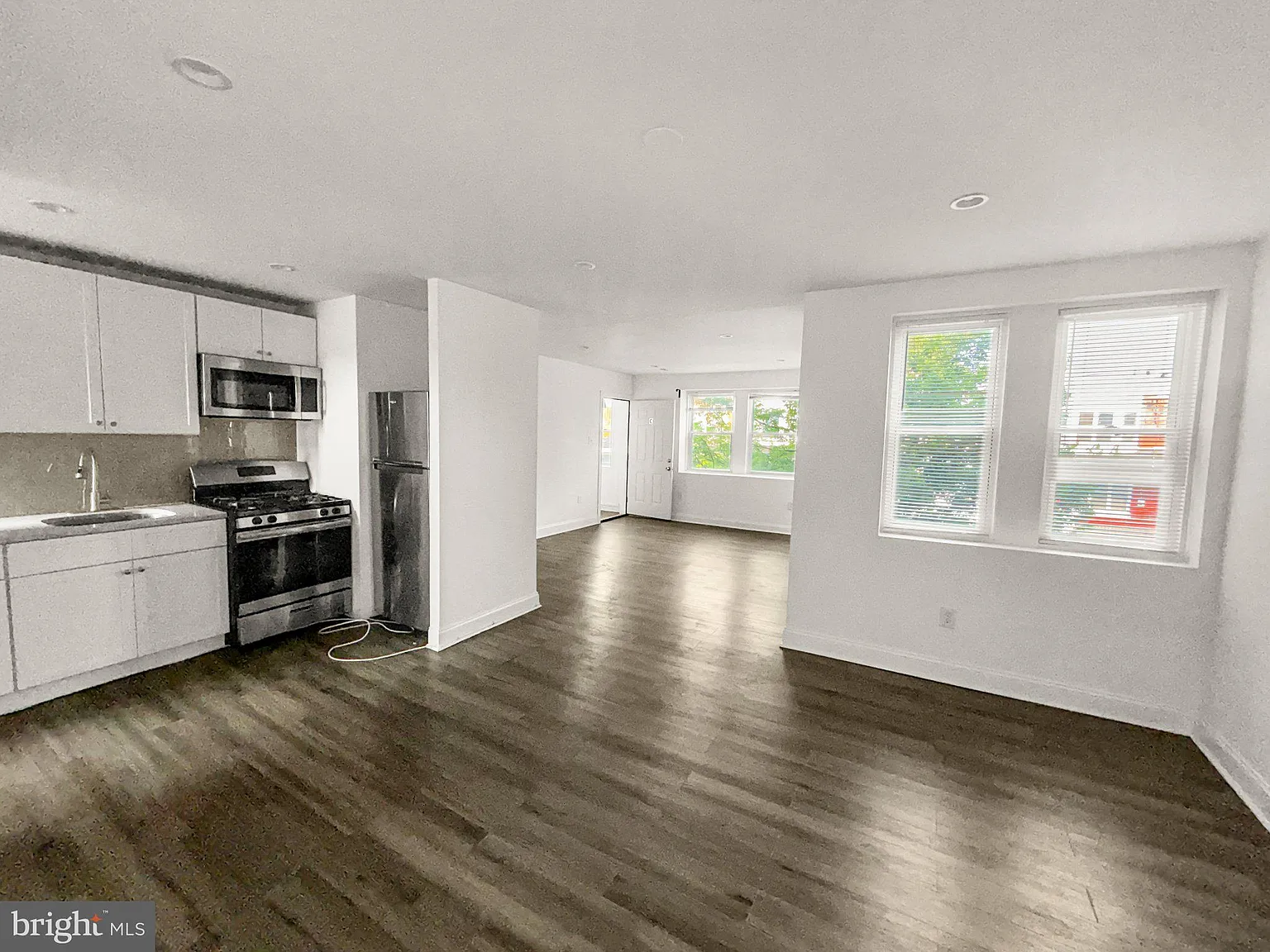 2 bed, 1.0 bath, 1000 sqft, $1,250 — Photo 2