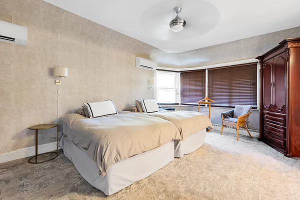 Sold by Remax Edge | media 27