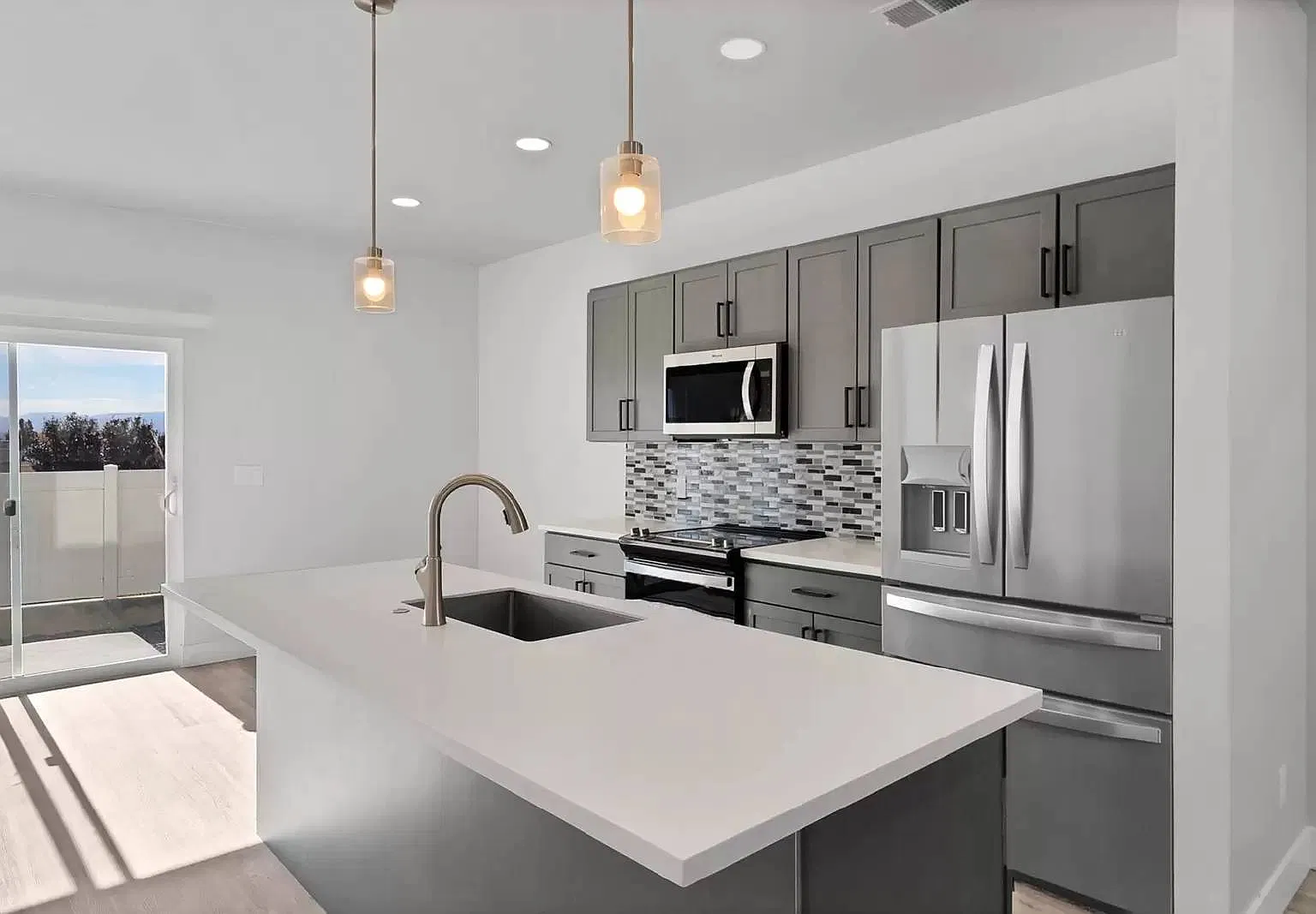 3 bed, 1390 sqft, $2,300 — Photo 1