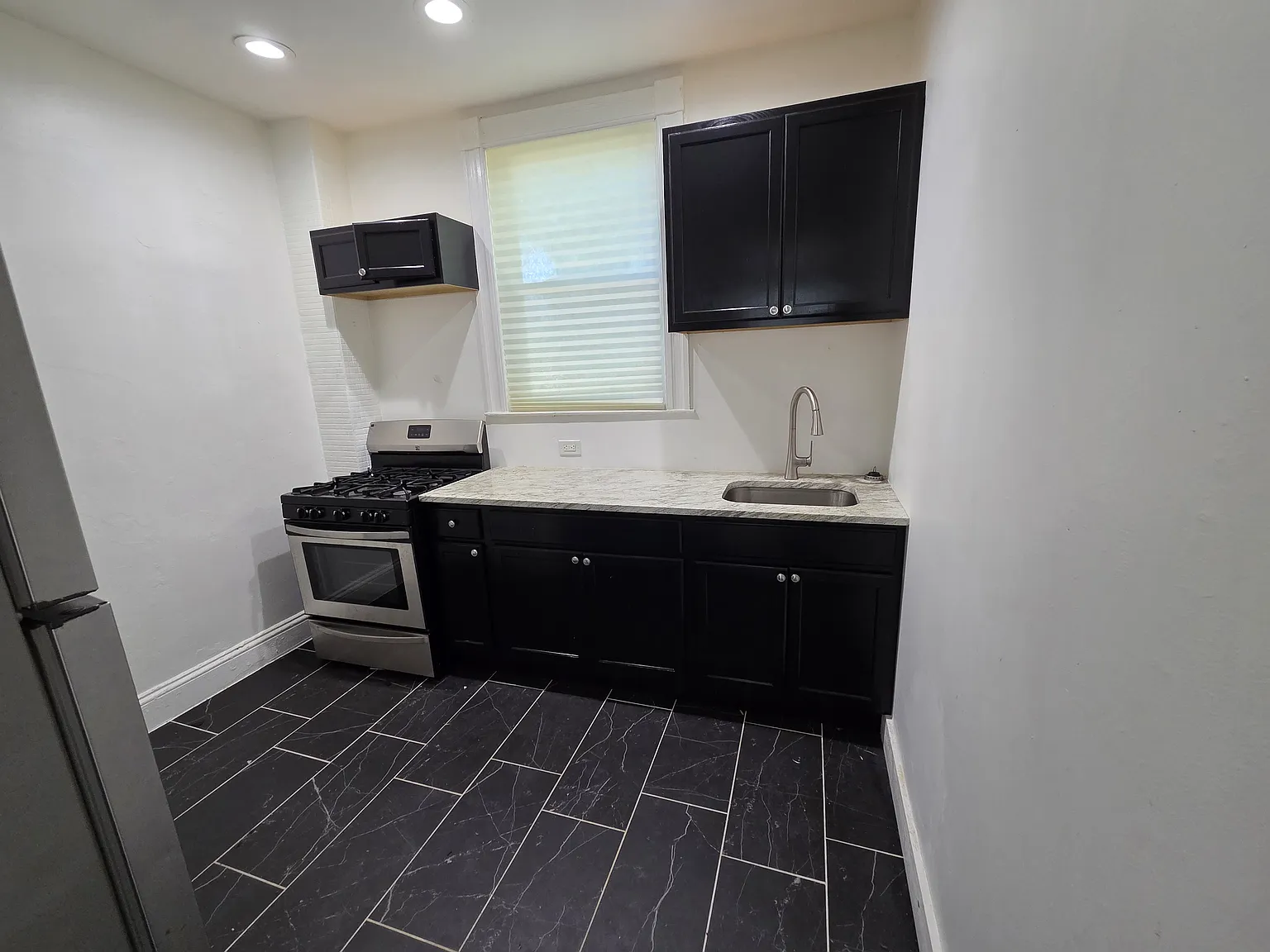 2 bed, 1000 sqft, $1,200 — Photo 2