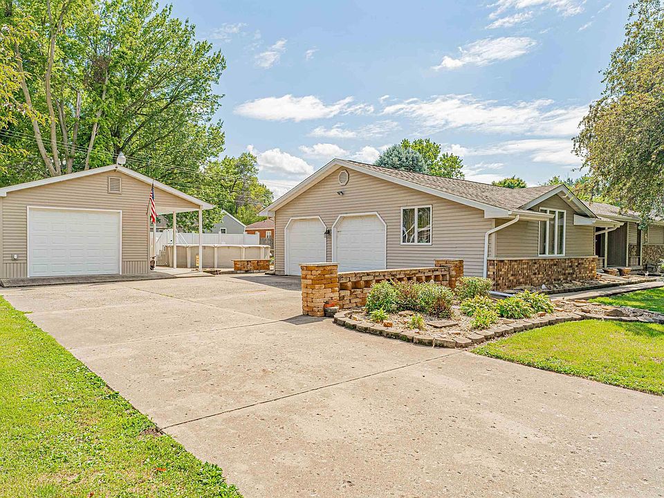 1311 E Pine St, Mason City, IL 62664 Zillow