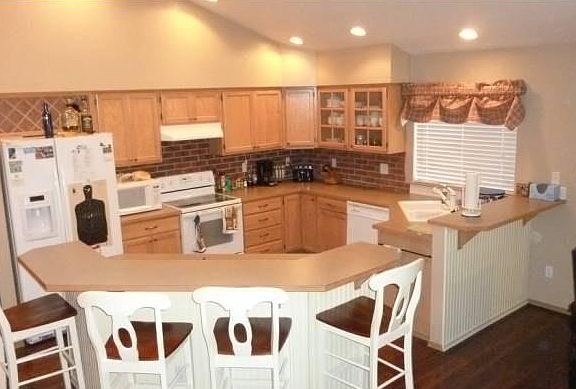 Kitchen with eating bar