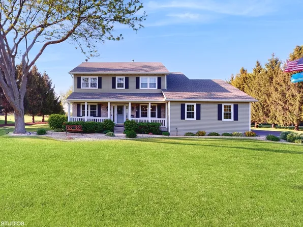 6118 Raintree Dr, Crystal Lake, IL 60012