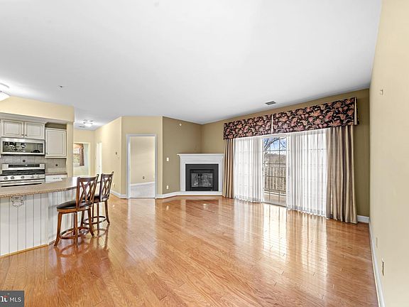 5th image of 418 Victoria Gardens Dr #J