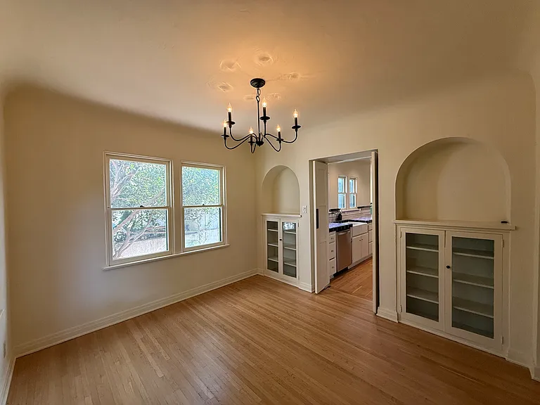 1532 N Columbus Ave — Photo 2