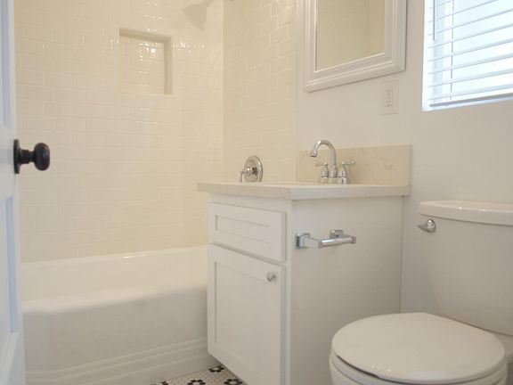 5th image of 829 E Washington Blvd