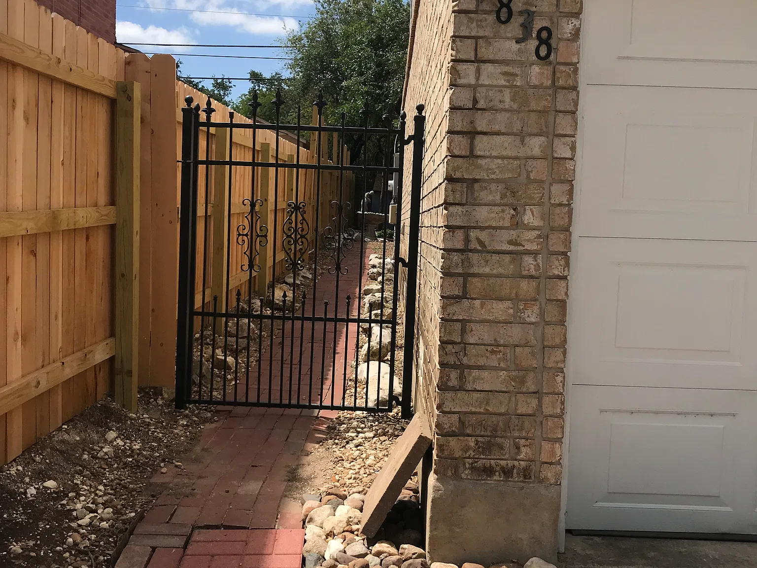 3 bed, 2.5 bath, 2840 sqft, $2,200 — Photo 3
