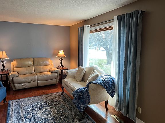 5th image of 902 S Ann Dr