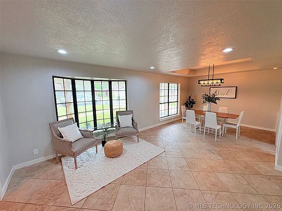 3rd image of 1115 Surrey Dr