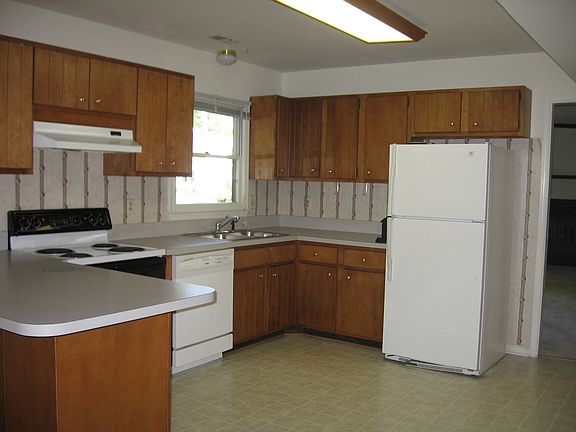 3rd image of 218 Lisa Dr