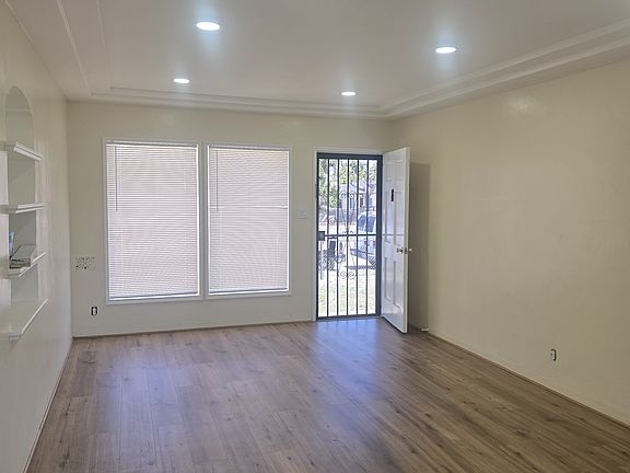 3rd image of 216 W 98th St