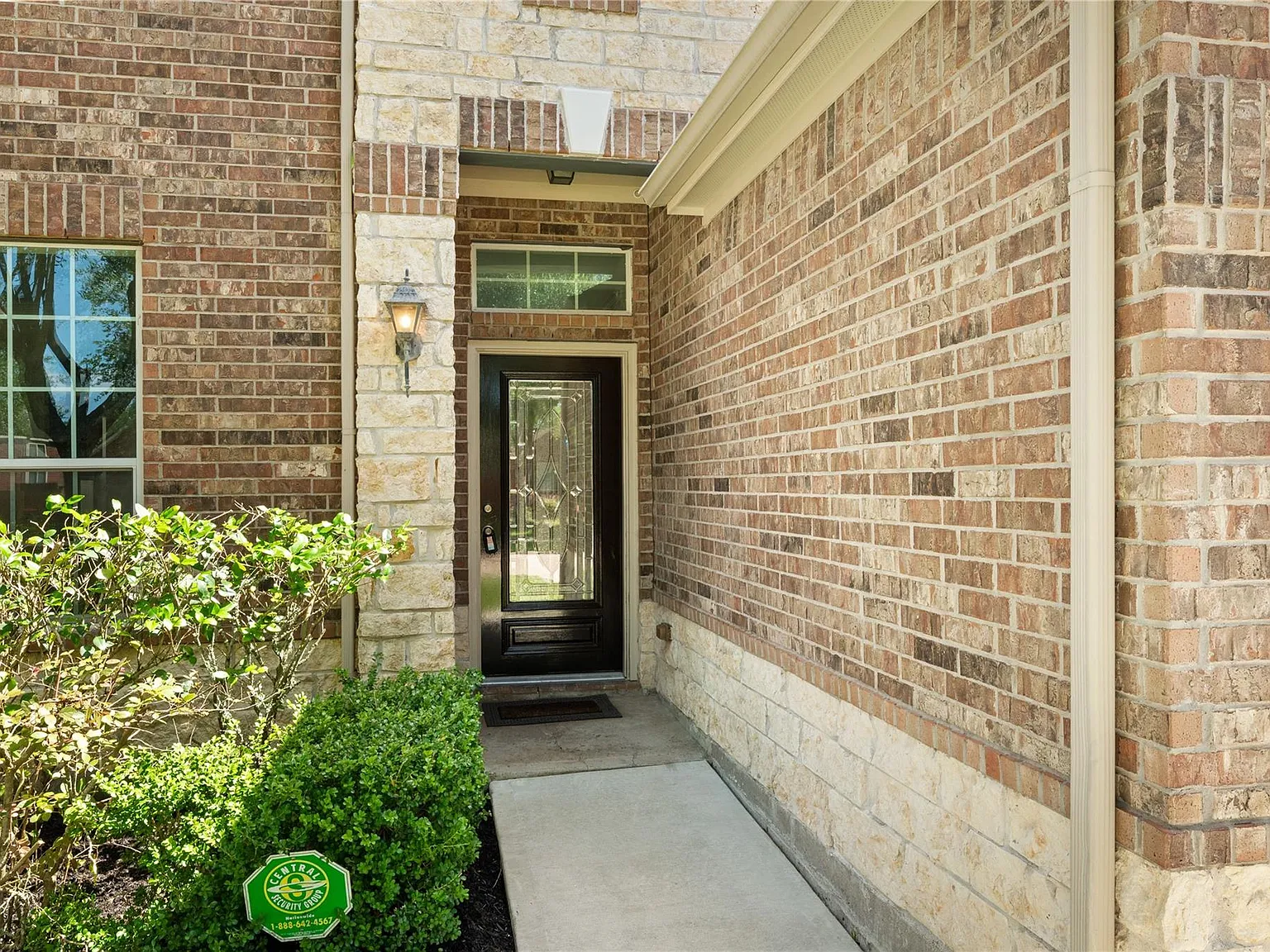 4 bed, 2.5 bath, 2491 sqft, $2,350 — Photo 3