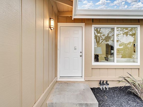 4th image of 6093 Larchmont Dr
