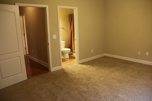 5th image of 836 W Glenn Ave